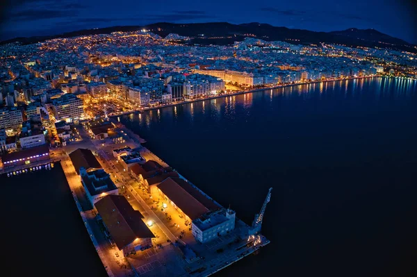 Αεροφωτογραφία του λιμανιού και της πόλης Θεσσαλονίκη το βράδυ, Ελλάδα. — Φωτογραφία Αρχείου
