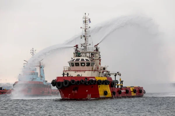 Fire ships throws water during extinguishes a fire on in an exer — Stock Photo, Image