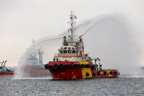 Fire ships throws water during extinguishes a fire on in an exer — Stock Photo, Image