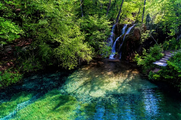 Belle cascade et un petit lac avec des eaux vertes à Skra a — Photo