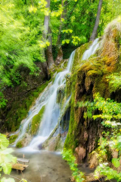 Krásný vodopád v zeleném lese v Skra na Severní Řecko — Stock fotografie