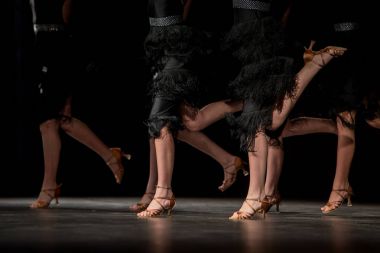 Dans pistinde genç dansçıların bacakları 