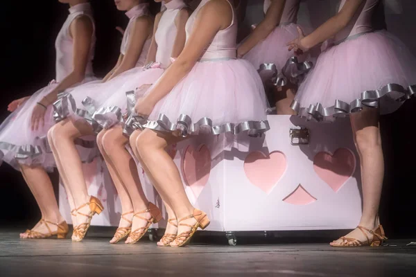 Ноги молодых танцоров на танцполе — стоковое фото