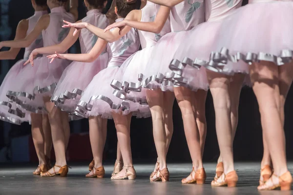 Jambes de jeunes danseurs sur la piste de danse — Photo