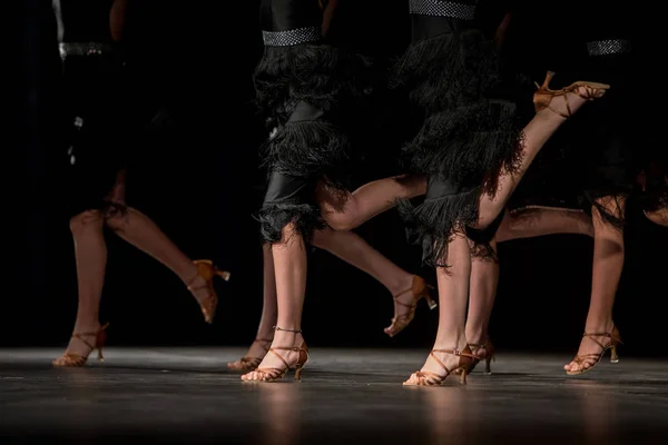 Benen van jonge dansers op de dansvloer — Stockfoto