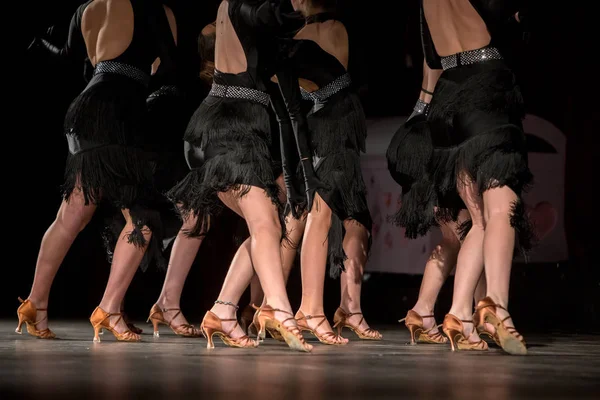 Benen van jonge dansers op de dansvloer — Stockfoto