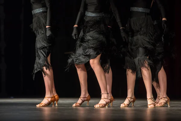 Benen van jonge dansers op de dansvloer — Stockfoto