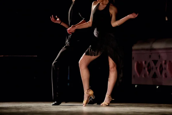 Benen van jonge dansers op de dansvloer — Stockfoto