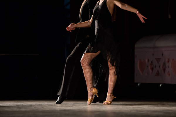 Ноги молодых танцоров на танцполе 