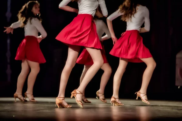 Gambe di giovani ballerini sulla pista da ballo — Foto Stock