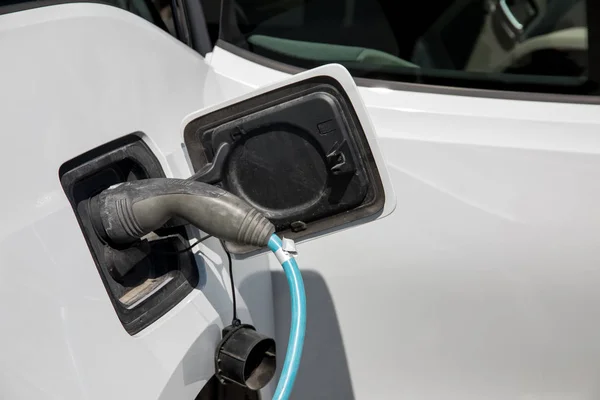 Repostaje de coche eléctrico con energía —  Fotos de Stock