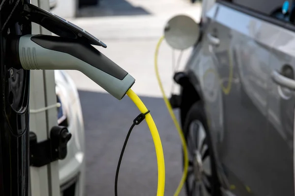 Repostaje de coche eléctrico con energía —  Fotos de Stock