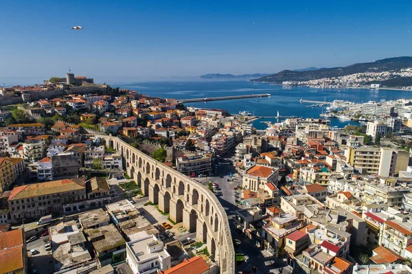 Luchtfoto de stad Kavala in noordelijke Grieks, oude aquedu — Stockfoto