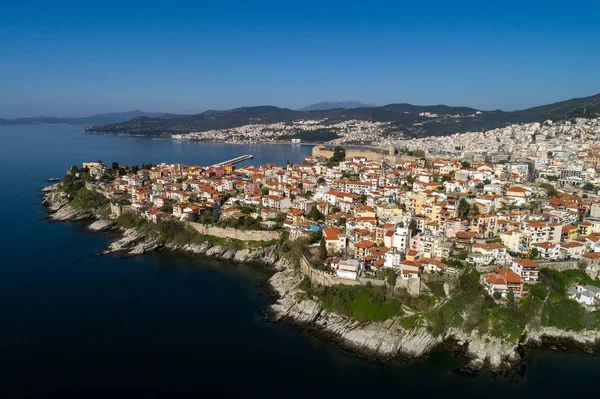 Luchtfoto de stad Kavala in noordelijke Grieks, oude aquedu — Stockfoto