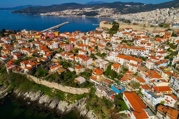 Luchtfoto de stad Kavala in noordelijke Grieks, oude aquedu — Stockfoto