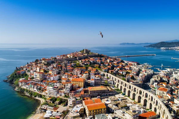 Luchtfoto de stad Kavala in noordelijke Grieks, oude aquedu — Stockfoto