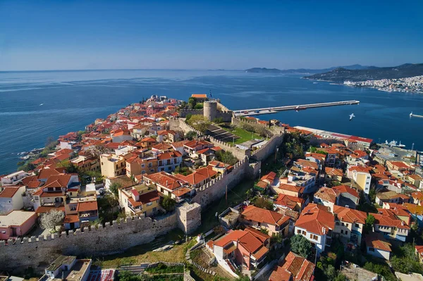 Luchtfoto de stad Kavala in noordelijke Grieks, oude aquedu — Stockfoto