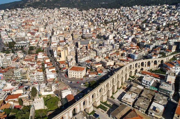Luchtfoto de stad Kavala in noordelijke Grieks, oude aquedu — Stockfoto