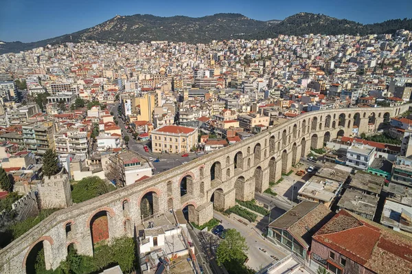 Luchtfoto de stad Kavala in noordelijke Grieks, oude aquedu — Stockfoto