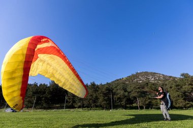 adam bir yamaç paraşütü uçuş eğitim 