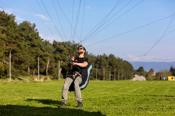 Человек обучен полёту на параплане — стоковое фото