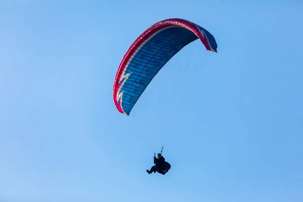 Αλεξίπτωτα πλαγιάς fly κατά της μπλε του ουρανού — Φωτογραφία Αρχείου