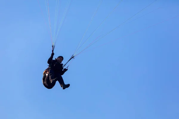 Des parapentes volent contre le ciel bleu — Photo