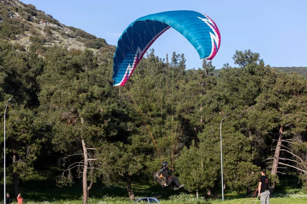 I parapendio volano contro il cielo blu — Foto Stock