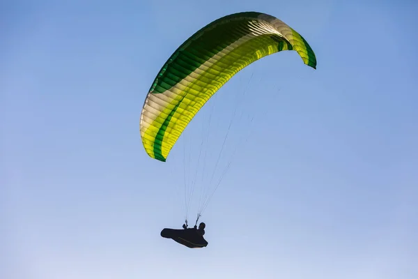 Padákové kluzáky letět proti modré obloze — Stock fotografie