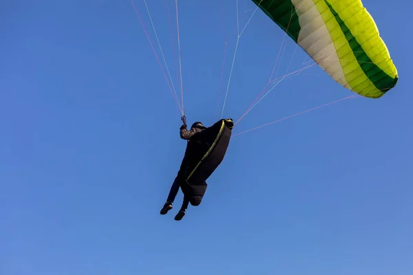 Paralotnie lot przeciw błękitne niebo — Zdjęcie stockowe