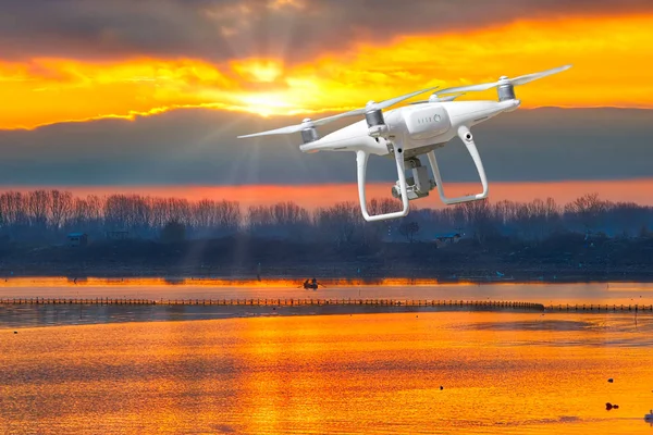 Drone moderno viendo el hermoso atardecer —  Fotos de Stock