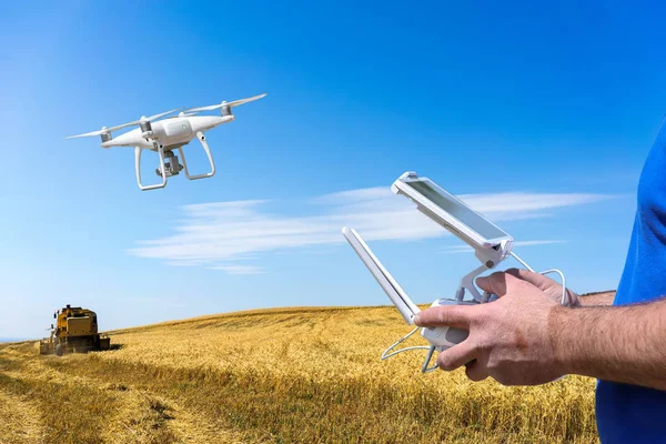 Controllo un drone remoto per elicotteri. Telecomando di volo drone contr — Foto Stock