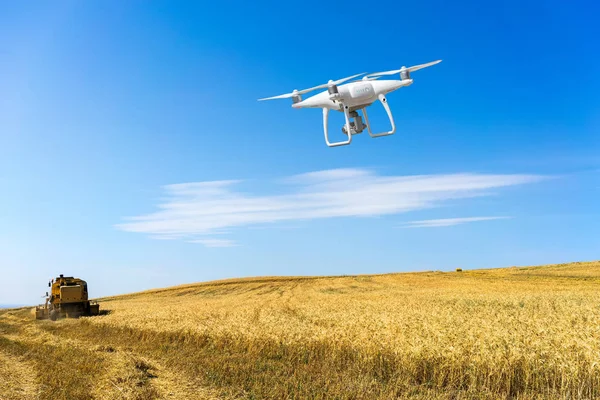 Controlar um drone remoto de helicóptero. Contorno remoto de voo de drones — Fotografia de Stock