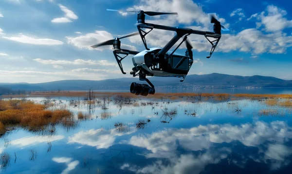 Drone vlucht over lake — Stockfoto