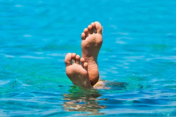 Pés Que Emergem Água Mar Uma Praia Paradisíaca Férias — Fotografia de Stock