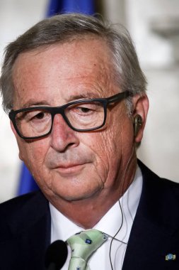 Atina, Yunanistan 26 Nisan 2018: Avrupa Komisyonu Jean-Claude Juncker, Başkan Maximos konak ikili yaptıkları toplantıda sonra ortak bir basın toplantısı ile Yunan Başbakanı Al. Tsipras verir