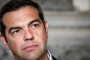 Atina, Yunanistan 26 Nisan 2018: Yunan Başbakanı Al. Tsipras Maximos konak ikili yaptıkları toplantıda sonra ortak bir basın toplantısı ile Avrupa Komisyonu Jean-Claude Juncker, Başkan verir