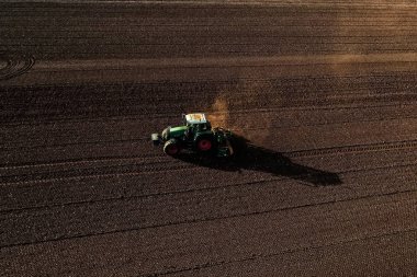 Çiftçi hava atış ile tarım alanında bir traktör 