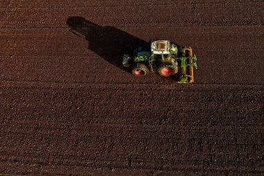 Çiftçi hava atış ile tarım alanında bir traktör 