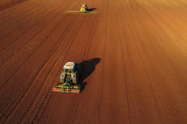 Légi felvétel a mezőgazdasági termelő a mezőgazdasági területen egy traktor — Stock Fotó