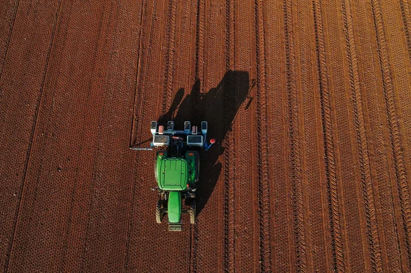 Tiro aéreo de agricultor com um trator no campo agrícola — Fotografia de Stock