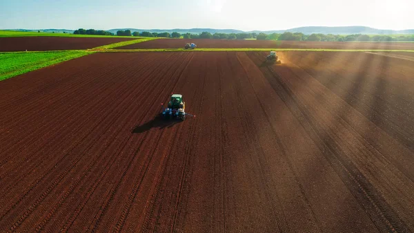 Letecký snímek farmář s traktorem na pole zemědělské — Stock fotografie