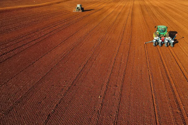 Antenn skott av bonden med en traktor på jordbruksområdet — Stockfoto