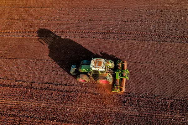 Aerial shot of  Farmer with a tractor on the agricultural field — Stock Photo, Image