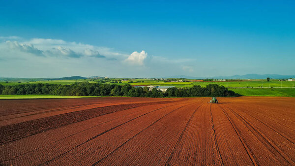 Аэросъемка фермера с трактором на сельскохозяйственном поле
 