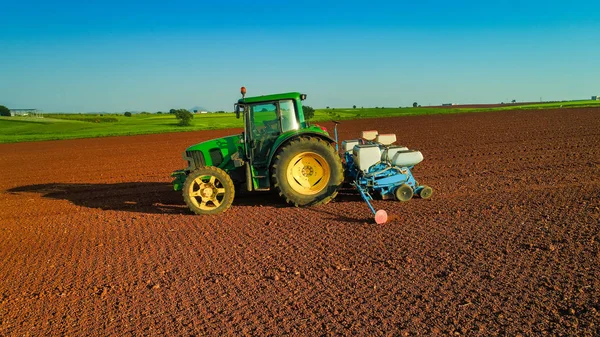 Tiro aéreo de agricultor com um trator no campo agrícola — Fotografia de Stock