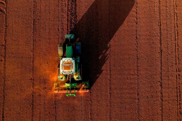 Letecký snímek farmář s traktorem na pole zemědělské — Stock fotografie