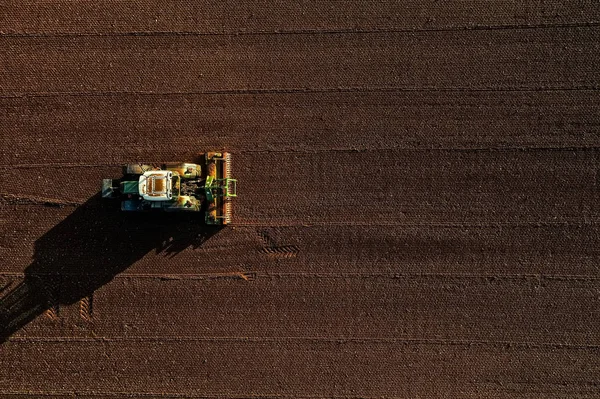 Aerial shot of  Farmer with a tractor on the agricultural field — Stock Photo, Image