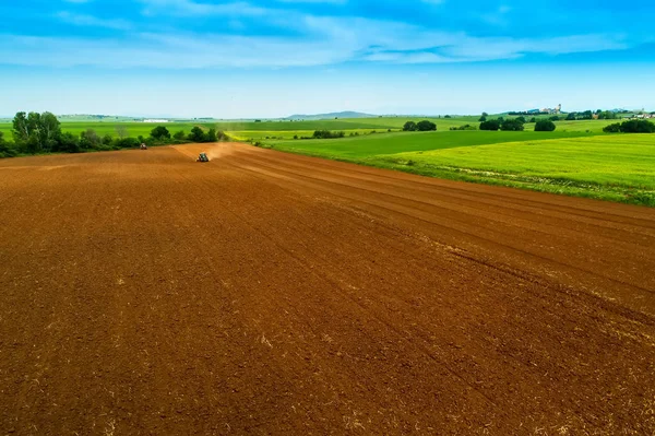 Аэросъемка фермера с трактором на сельскохозяйственном поле — стоковое фото