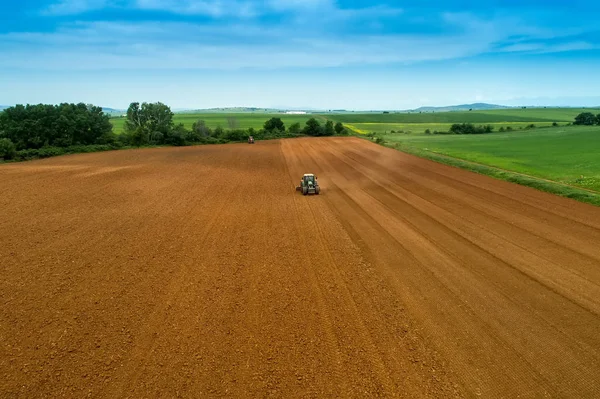 Vue aérienne du fermier avec un tracteur sur le champ agricole — Photo